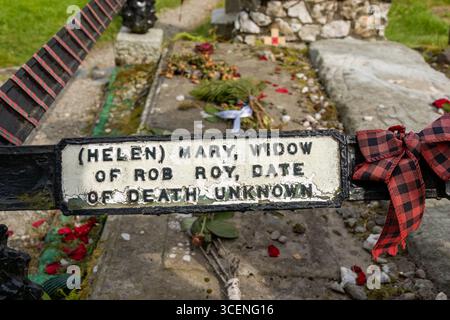 La tomba di Rob Roy MacGregor insieme a sua moglie Mary e suo figlio a Balquhidder Foto Stock