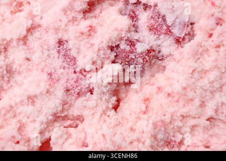 Primo piano della consistenza appetitosa e della fantasia del gelato alle fragole Foto Stock