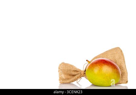 Mango dolce e succoso isolato su sfondo bianco, primo piano. Foto Stock
