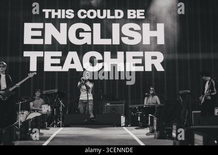 English Teacher band live dal Wythenshawe Park a Wythenshawe Manchester UK by Adam Edwards 15.08.2025 Foto Stock