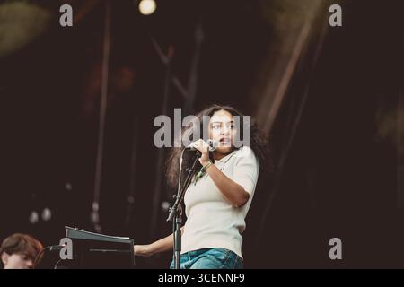 English Teacher band live dal Wythenshawe Park a Wythenshawe Manchester UK by Adam Edwards 15.08.2025 Foto Stock