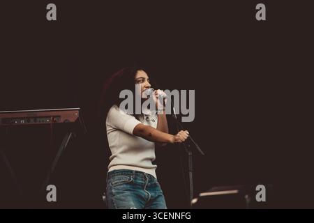 English Teacher band live dal Wythenshawe Park a Wythenshawe Manchester UK by Adam Edwards 15.08.2025 Foto Stock