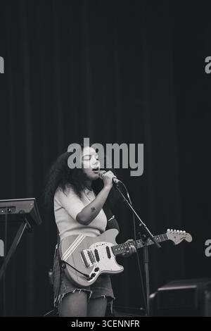 English Teacher band live dal Wythenshawe Park a Wythenshawe Manchester UK by Adam Edwards 15.08.2025 Foto Stock