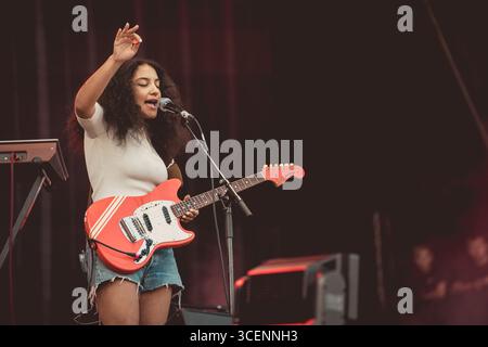 English Teacher band live dal Wythenshawe Park a Wythenshawe Manchester UK by Adam Edwards 15.08.2025 Foto Stock