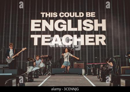 English Teacher band live dal Wythenshawe Park a Wythenshawe Manchester UK by Adam Edwards 15.08.2025 Foto Stock