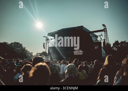 English Teacher band live dal Wythenshawe Park a Wythenshawe Manchester UK by Adam Edwards 15.08.2025 Foto Stock