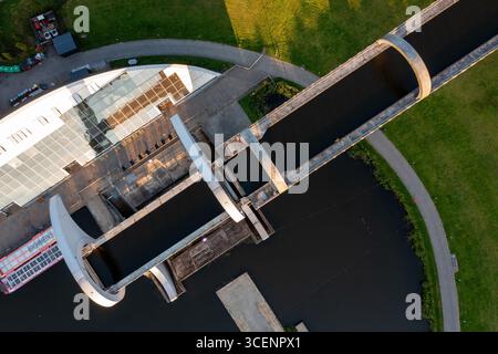 Veduta aerea della ruota di Falkirk, un ascensore per barche rotante che collega il canale Forth e Clyde con il canale Union, Falkirk, Scozia, Regno Unito. Foto Stock