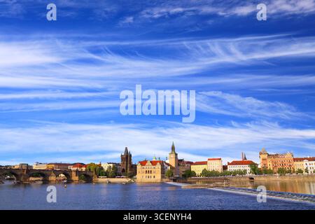 Skyline del lungofiume Moldava e della città Vecchia (stare Mesto) nella città di Praga, Repubblica Ceca. Foto Stock
