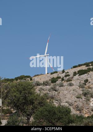 Una turbina eolica su una collina Foto Stock