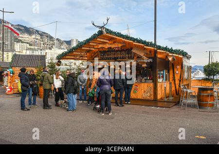 La gente fa la fila per comprare cibo di strada al mercatino di Natale di Port Hercule, durante le vacanze di Natale, Monaco-Monte-Carlo, Principato di Monaco Foto Stock