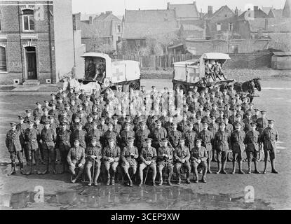 17th Field Ambulance con ambulanze trainate da cavalli prima guerra mondiale Foto Stock