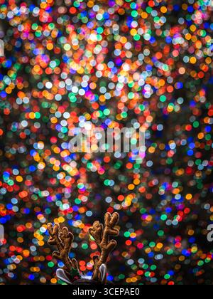 New York, Stati Uniti - 24 dicembre 2023: Vista delle vivaci luci natalizie che brillano sopra l'iconico Rockefeller Center, proiettando un caldo bagliore sulla scena natalizia sottostante. Foto Stock