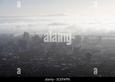 Vista su Citta' del Capo Nuvolosa da Table Mountain, Sud Africa Foto Stock