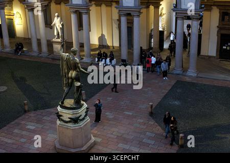 Milano, Italia - 1 marzo 2025: Vista dall'alto della scultura in bronzo di Napoleone come Marte il Peacemaker di Antonio Canova nel cortile di Brera Foto Stock