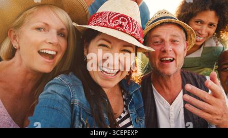 Primo piano Ritratto di amici maturi in posa per Selfie all'aperto Foto Stock