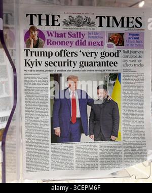 Donald "Trump offre "ottima" garanzia di sicurezza di Kiev" la prima pagina del quotidiano britannico The Times Zelensky Washington articolo 19 agosto 2025 Londra Regno Unito Foto Stock