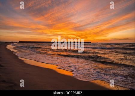 Un bellissimo e spettacolare tramonto sul Mar Baltico Foto Stock