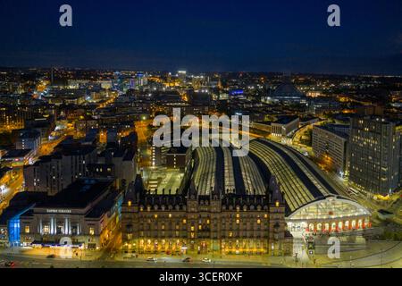 Fotografia aerea della stazione ferroviaria di Lime Street a Liverpool di notte Foto Stock