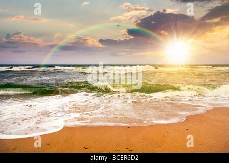 paesaggio marino tempestoso con onde verdi che spruzzano sotto il cielo coperto dal vento con pesanti nuvole di cumulus al tramonto. vacanze estive viziate. maltempo st Foto Stock