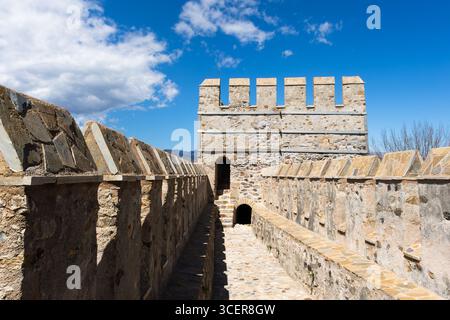 Le mura dell'antico castello di Mamure e il cielo azzurro nuvoloso di Mersin, Turchia Foto Stock