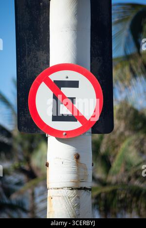 Cartello circolare che indica che è vietato parcheggiare lungo la strada. Segnali stradali. Foto Stock