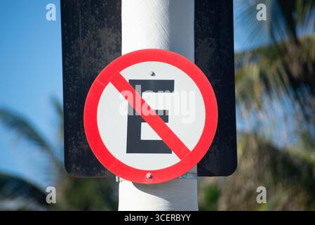 Cartello circolare che indica che è vietato parcheggiare lungo la strada. Segnali stradali. Foto Stock