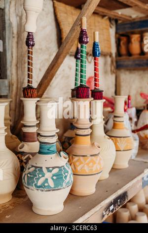 Narghilè in ceramica fatti a mano esposti in un tradizionale laboratorio di ceramica saudita, che mostra artigianato culturale e artigianato decorativo dell'argilla Foto Stock