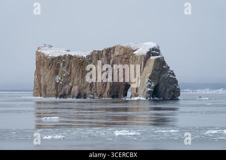 Canada, Quebec, Gaspe. Golfo di San Lorenzo. Percé Rock (alias Rocher Percé) in inverno. Foto Stock