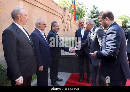 Il presidente iraniano, Masoud Pezeshkian, incontra il primo ministro armeno, Nikol Pashinyan, il presidente iraniano Masoud Pezeshkian, il 19 agosto a Erevan, Armenia, il primo ministro armeno Nikol Pashinyan, 2025. foto dell'Ufficio della Presidenza iraniana Yerevan Yerevan Armenia 190825 Armenia IPO 0023 Copyright: xapaimagesxIranianxPresidencyxOfficexxapaimagesx Foto Stock