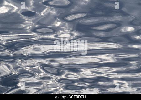 Norvegia, Svalbard. Luce e riflessi sull'oceano calmo. Foto Stock