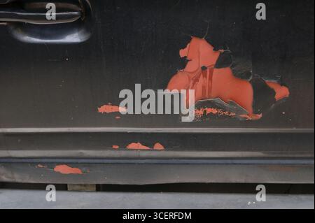 Immagine ravvicinata della vernice che si stacca sul lato posteriore di un vecchio raccoglitore Foto Stock