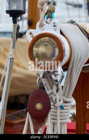Primo piano del Rigging di barche a vela con corde e placca d'ottone del 1937 sul Classic Yacht, Orianda Foto Stock