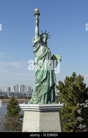 Visita turistica, Statua della libertà, miniatura, replica della Statua della libertà nel Parco Marino di Odaiba a Odaiba, Minato City, Tokyo, Giappone Foto Stock