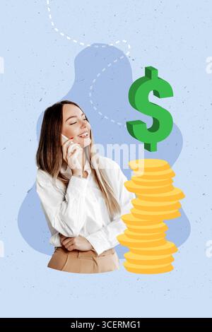 giovane donna che parla al telefono accanto a una pila di monete e dollari. collage composito Foto Stock
