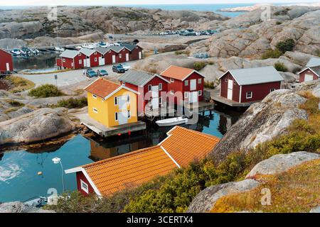 Smögen, Schärenküste in Bohuslän, Schweden Blick über rote und gelbe Bootshäuser in Smögen, Bohuslän. Küstendorf zwischen Felsen und Meer an der schwedischen Westküste. Smögen Smögen Västra Götalands län Bohuslän Schweden *** Smögen, costa dell'arcipelago a Bohuslän, Svezia Vista sulle barche rosse e gialle a Smögen, villaggio costiero di Bohuslän tra rocce e mare sulla costa occidentale svedese Smögen Smögen Västra Götalands län Bohuslän Svezia Foto Stock