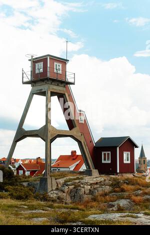 Smögen, Schärenküste in Bohuslän, Schweden Historischer Signal- und Lotsenturm auf Felsen in Smögen, Bohuslän, Schweden. Küstenwahrzeichen mit Blick über den Ort. Smögen Smögen Västra Götalands län Bohuslän Schweden *** Smögen, costa dell'arcipelago a Bohuslän, Svezia torre storica di segnalazione e pilota sulle rocce a Smögen, Bohuslän, punto di riferimento della costa svedese con vista sulla città di Smögen Smögen Västra Götalands län Bohuslän in Svezia Foto Stock