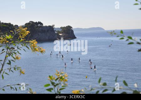 Gita in paddleboard per adolescenti a Cap Brun Toulon Var Foto Stock