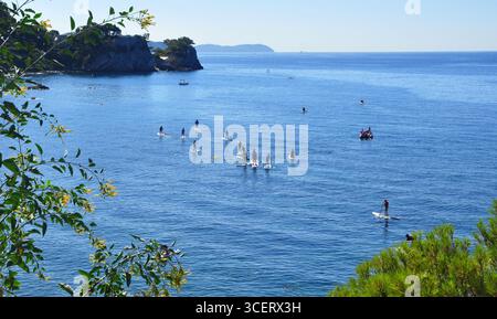 Gita in paddleboard per adolescenti a Cap Brun Toulon Var Foto Stock