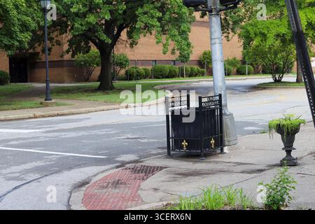 Louisville, Kentucky/ USA-6 settembre 2021: Una spazzatura in metallo nero può nel quartiere di Old Louisville nel centro di Louisville, Kentucky Foto Stock