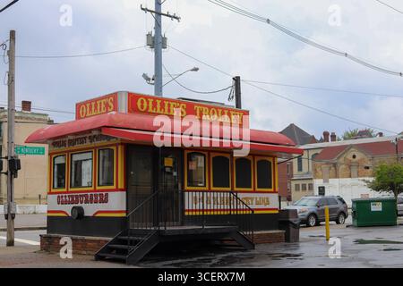 Louisville, Kentucky/ USA-6 settembre 2021: La facciata del ristorante Ollie's Trolley nel centro di Louisville, Kentucky Foto Stock