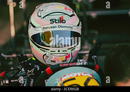 Il kart turco Zayn si prepara per la gara al MOTUL 2025 Turkey Karting Championship, Sofuoğlu round, Tuzla Karting Park, Istanbul. Foto Stock