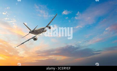 Aereo passeggeri bianco che vola nel cielo del tramonto con nuvole arancioni Foto Stock