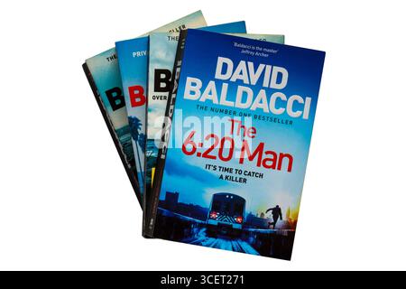 Selezione di libri di David Baldacci con il libro uomo 6:20 in alto isolato su sfondo bianco: È il momento di catturare un assassino Foto Stock