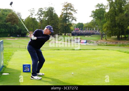 Sandy Lyle arriva al 10° anniversario della partita del 40° anniversario al Belfry Golf and Resort Hotel di Sutton Coldfield davanti al Betfred British Masters 2025 che inizia giovedì. Data foto: Martedì 19 agosto 2025. Foto Stock