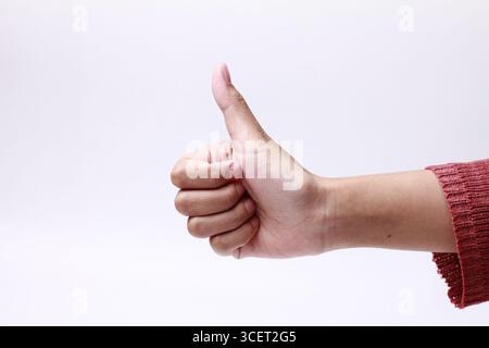 Mano di donna che mostra i pollici isolati su sfondo bianco. Foto Stock