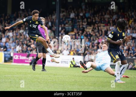 Southend-on-Sea, Inghilterra, 16 agosto 2025 Southend Utd #19 Leon Parillon spara durante la partita Enterprise National League tra Southend United FC e Tamworth FC al Roots Hall Stadium, Southend, Essex, Inghilterra (Grant Williams/SPP) credito: SPP Sport Press Photo. /Alamy Live News Foto Stock