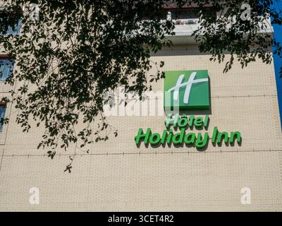 L'insegna dell'hotel Holiday Inn si trova sull'edificio di Montreal, Canada Foto Stock