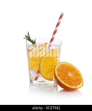 Acqua frizzante con fette d'arancia in vetro, rosmarino e frutta fresca isolata su bianco Foto Stock
