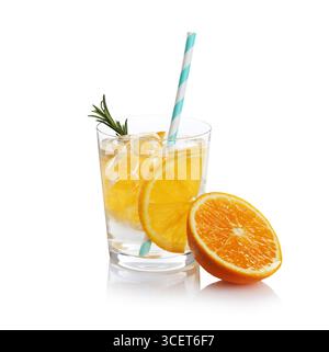 Acqua frizzante con fette d'arancia in vetro, rosmarino e frutta fresca isolata su bianco Foto Stock