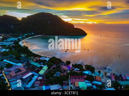 Tramonto sull'isola di Phi Phi nella provincia di Krabi, Thailandia Foto Stock